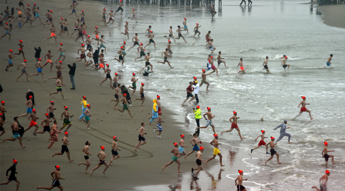 Puzzel: maak de nieuwjaarsduik bij Scheveningen compleet.