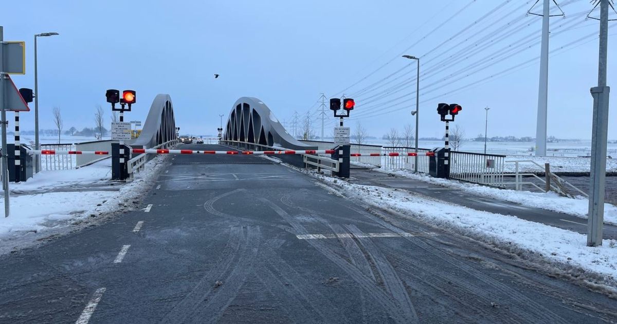 112-nieuws: Brug bij Aduard in storing • Auto's van de weg door gladheid • Man (22) gewond bij steekpartij Stad