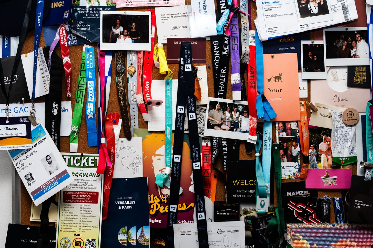 In de keuken hangen festivalkaartjes als herinnering.