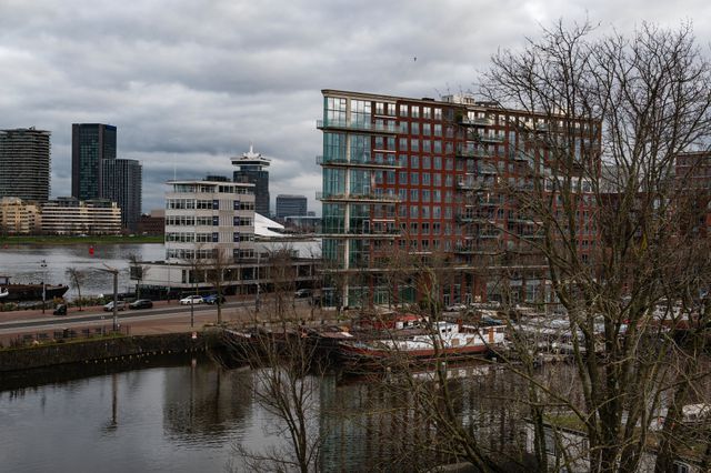 Het uitzicht vanuit zijn appartement in Amsterdam is de reden dat Frits er wil blijven wonen.