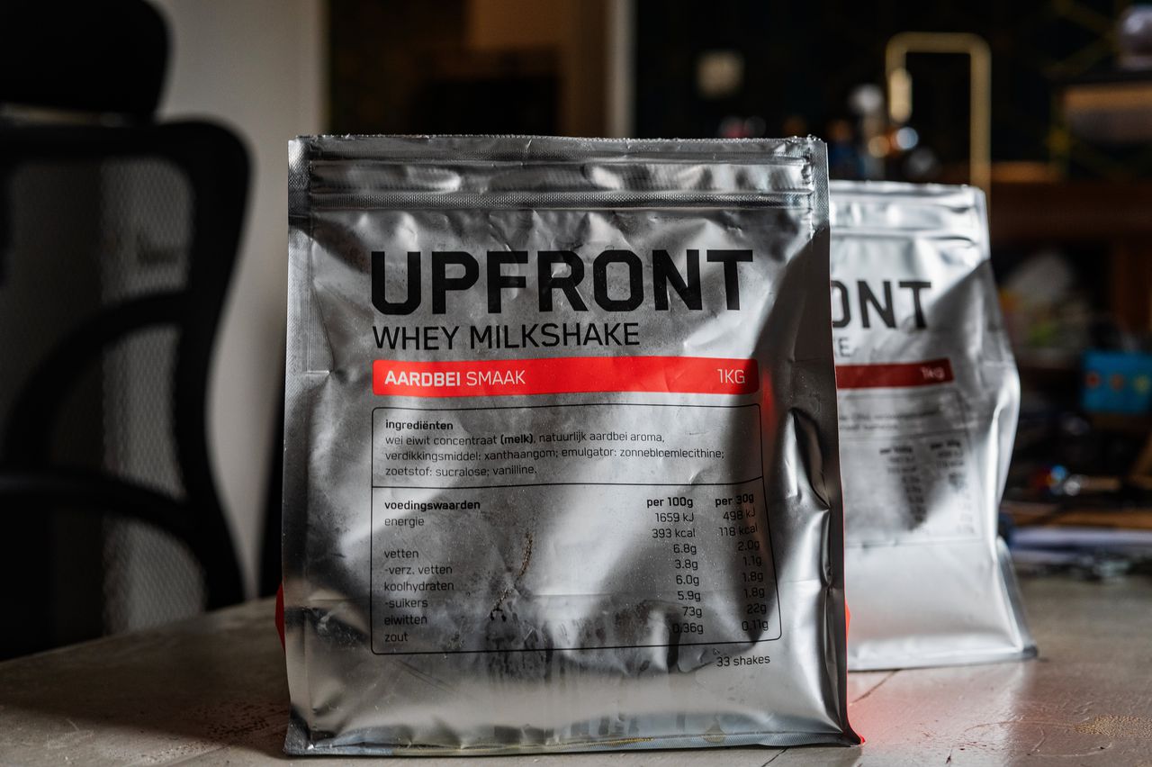 Eiwitshakes zijn belangrijk voor Frits omdat hij veel sport.