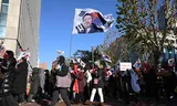 Aanhangers van Yoon Suk-yeol demonstreren woensdag, een jaar na een mislukte couppoging van de Zuid-Koreaanse oud-president, voor diens vrijlating.