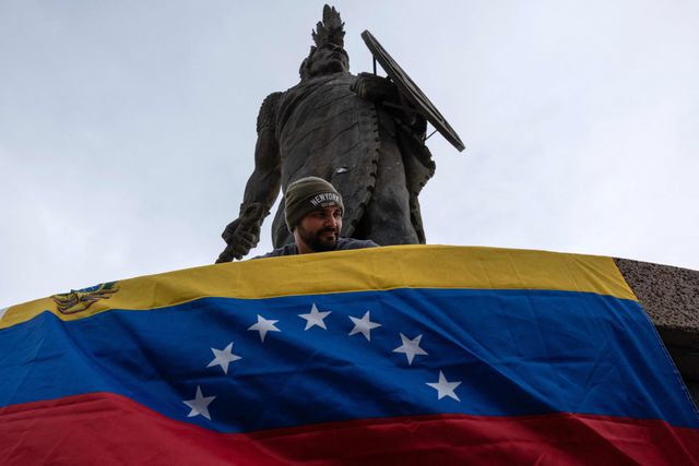 De Venezolaan Adrian Graterol, die sinds vier jaar in Mexico woont, viert zaterdag de gevangenneming van Nicolás Maduro door de VS bij het Cuauhtemoc-monument in Tijuana, Mexico.
