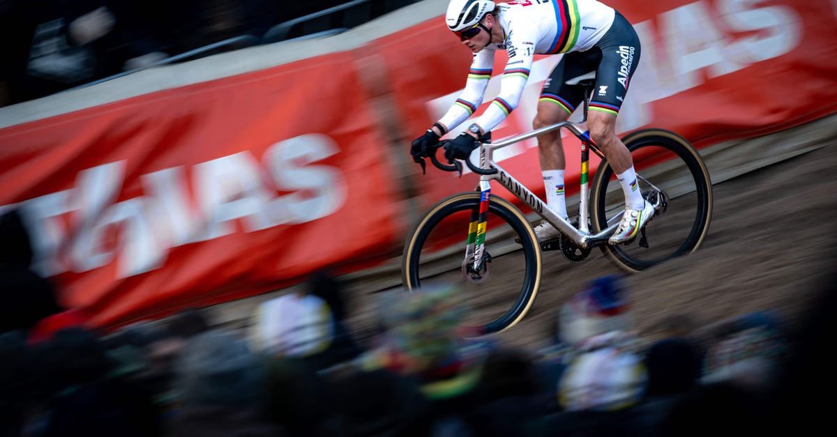 Zelfs een paar lekke banden brengen ongeslagen status Van der Poel niet in gevaar