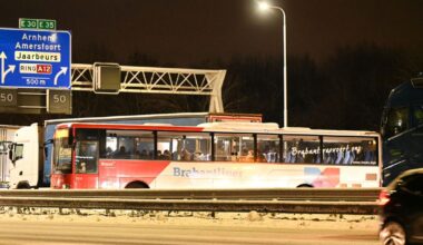 Extreem glad op snelwegen rond Utrecht, bus overdwars op A2 - RTV Utrecht