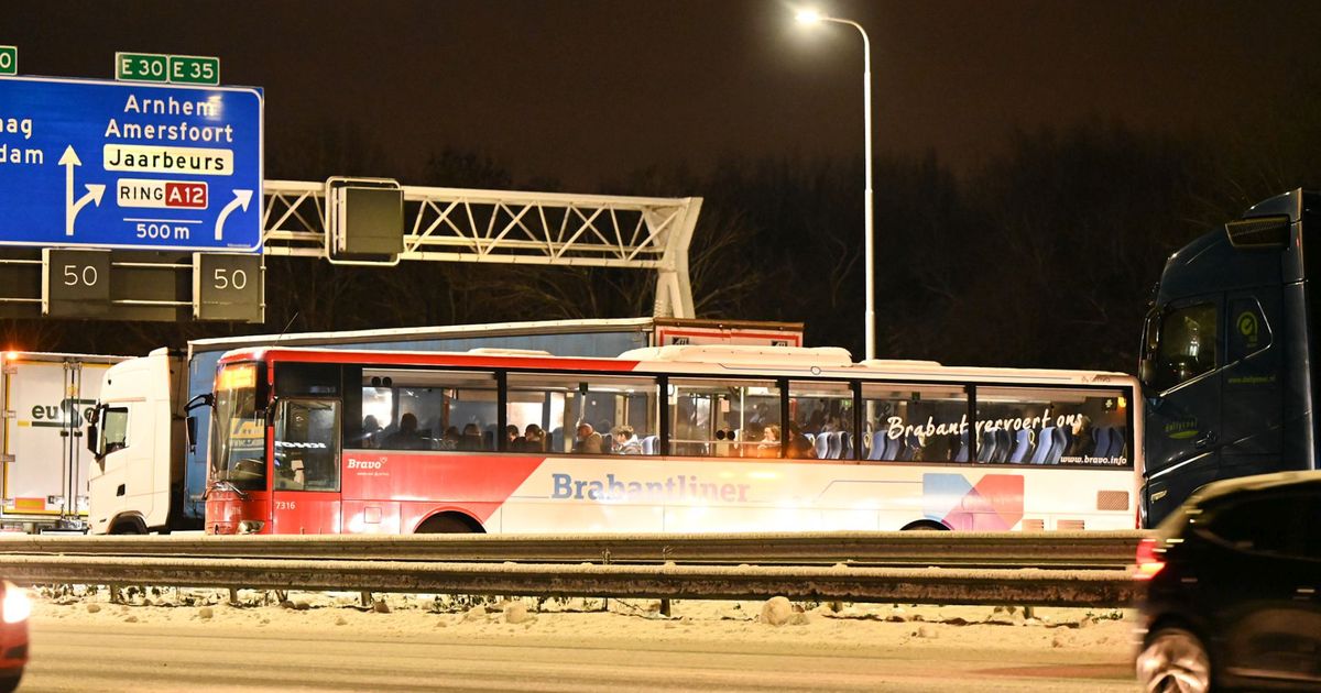 Extreem glad op snelwegen rond Utrecht, bus overdwars op A2 - RTV Utrecht
