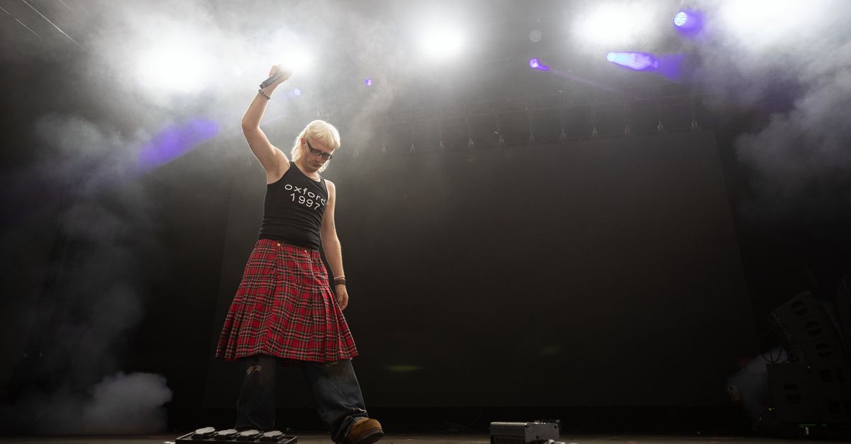 Joost Klein is vrolijker en levenslustiger dan ooit op ‘Kleinkunst’ – maar het album had wat korter gemogen