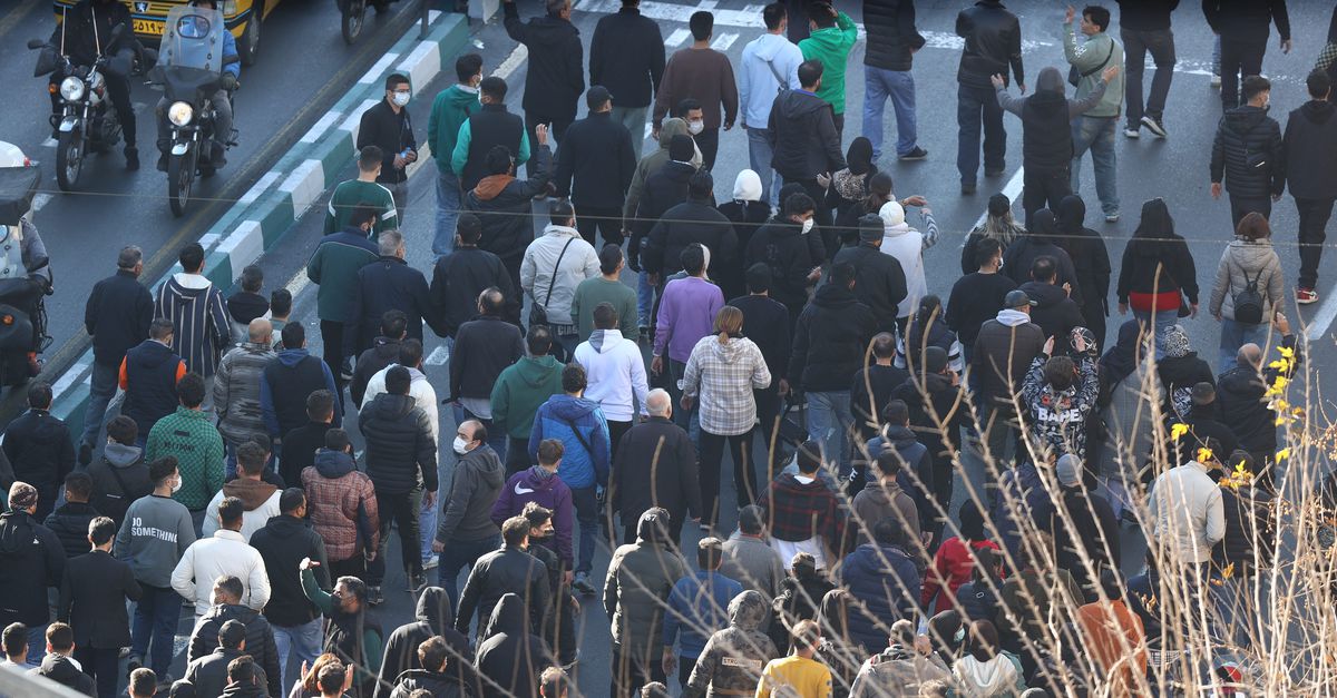 Iran geeft burgers maandelijks 6 euro na protesten over stijgende kosten