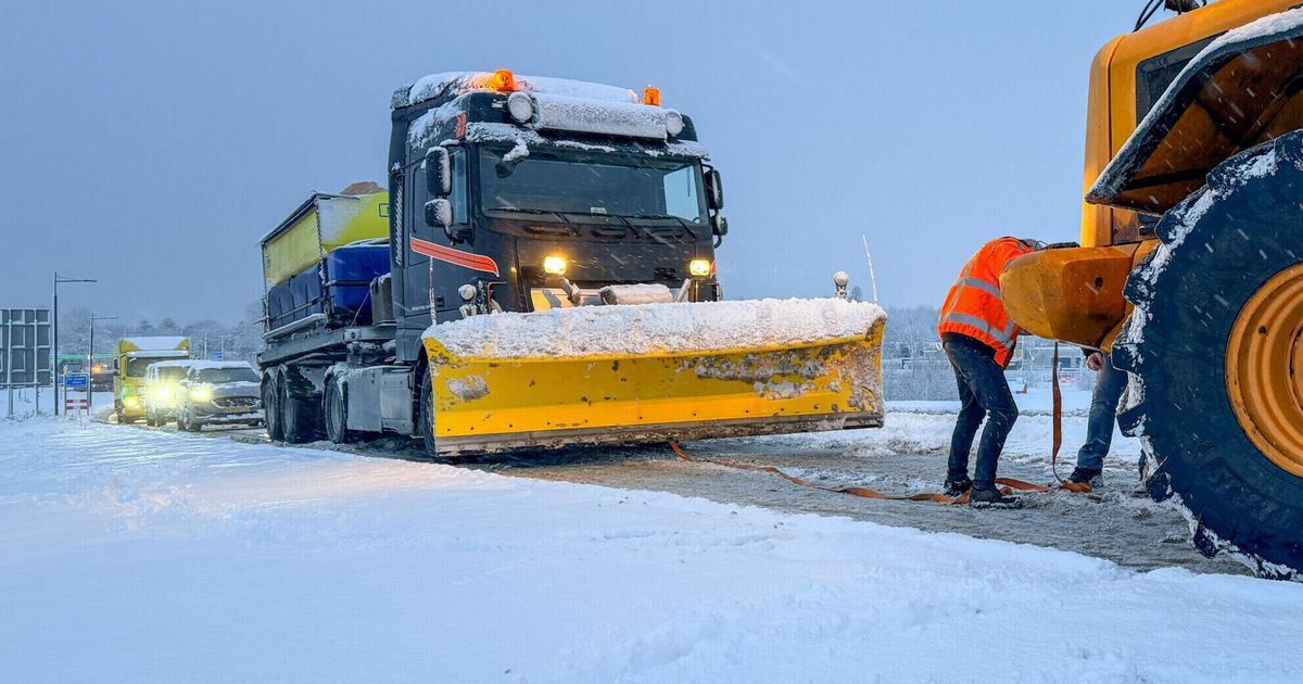 Hevige sneeuwbuien dwingen De Fryske Marren tot opschaling | NS rijdt morgen winterdienstregeling