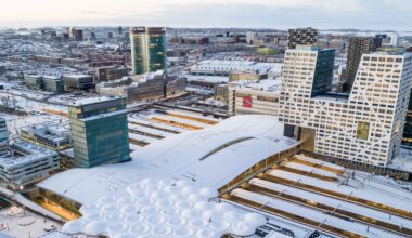 Bollendak boven stationsplein Utrecht Centraal gaat (letterlijk) gebukt onder de sneeuw