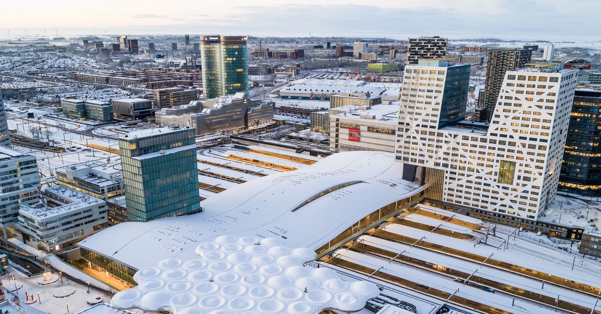 Bollendak boven stationsplein Utrecht Centraal gaat (letterlijk) gebukt onder de sneeuw