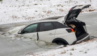 Auto komt in bevroren sloot terecht | Tractor rijdt gevallen man aan