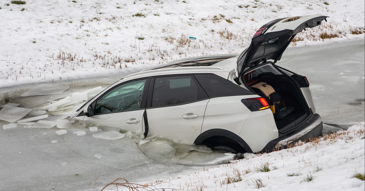 Auto komt in bevroren sloot terecht | Tractor rijdt gevallen man aan