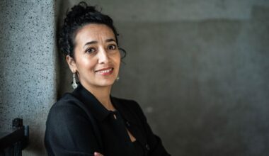 Nieuwe Dichter der Nederlanden Nisrine Mbarki Ben Ayad: ‘Poëzie kan de mens spiegelen en tegelijkertijd troosten’