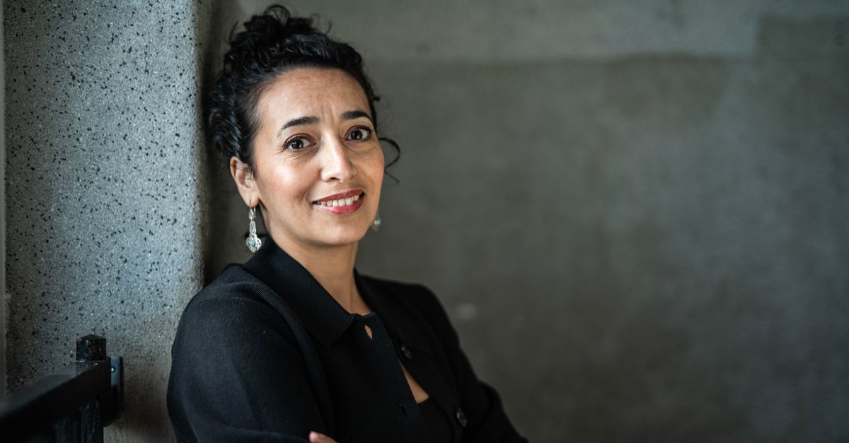 Nieuwe Dichter der Nederlanden Nisrine Mbarki Ben Ayad: ‘Poëzie kan de mens spiegelen en tegelijkertijd troosten’