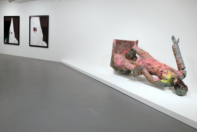 Standbeeld van Jefferson Davis, de enige president van de Confederatie, bedekt met de roze verf die actievoerders over hem hebben uitgestort.