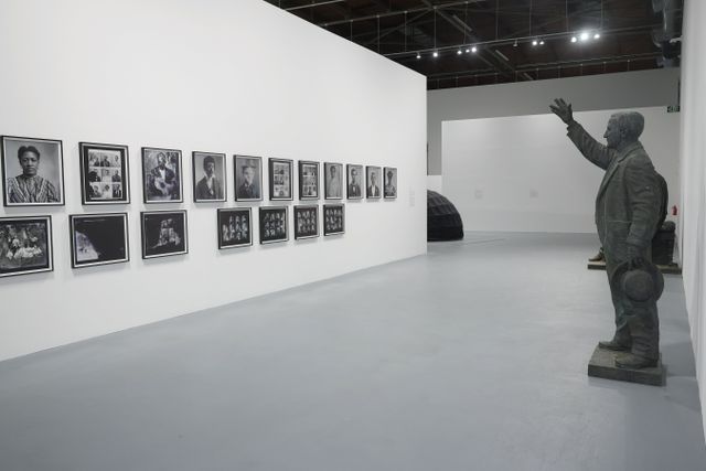 Rechts standbeeld van de omstreden Democraat Josephus Daniels, aan de wand de ‘penny portraits’ van Hugh Mangum.
