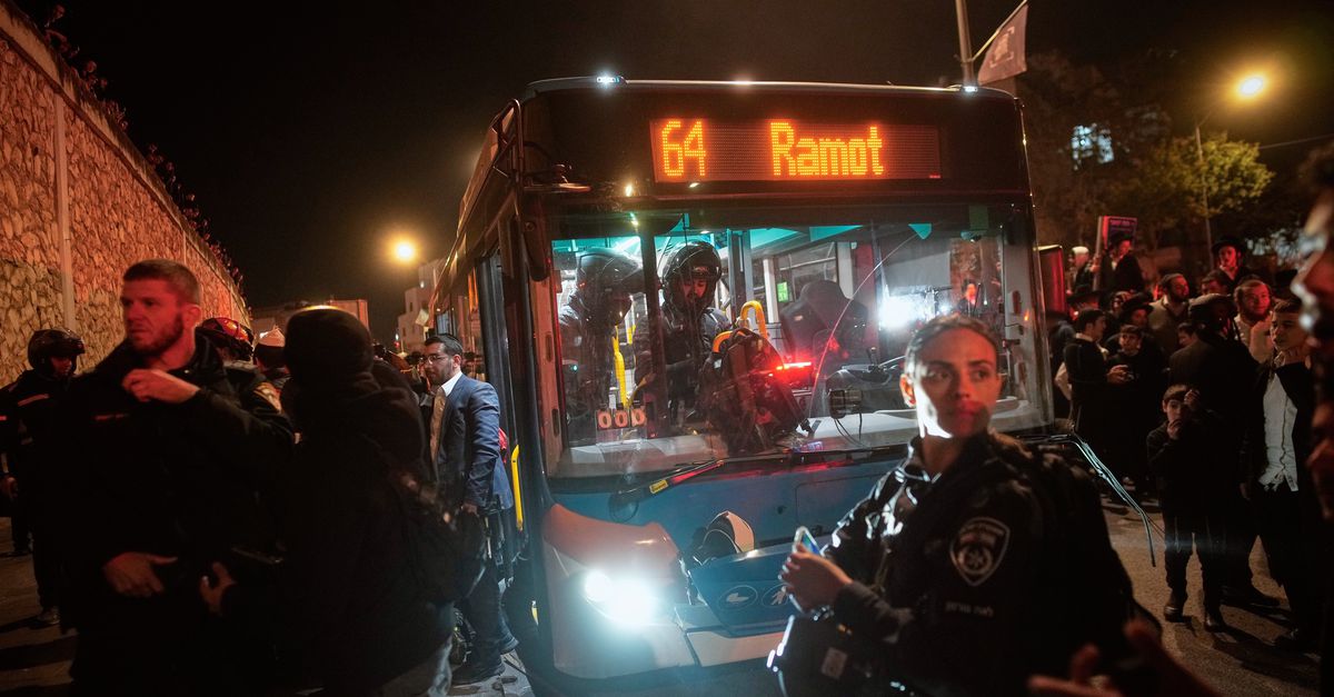 Bus rijdt in op demonstranten in Jeruzalem