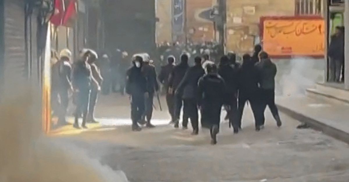 In Iran verspreiden protesten zich over het hele land – wat drijft de betogers en hoe reageert het regime?