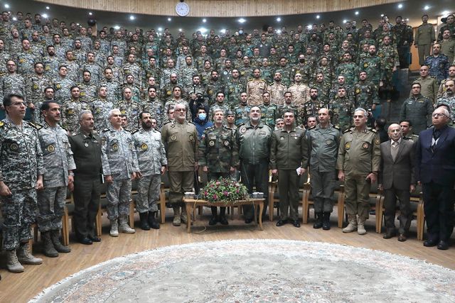 De Iraanse legerchef Amir Hatami (midden) poseert met militaire functionarissen en studenten van een militaire academie in Teheran, op een foto die woensdag werd vrijgegeven door het mediabureau van het Iraanse leger.