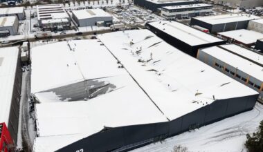 Vanwege de sneeuw worden gebouwen met platte daken gesloten, zoals sporthallen en IKEA’s. ‘Extra risico’s door weer van komende dagen’
