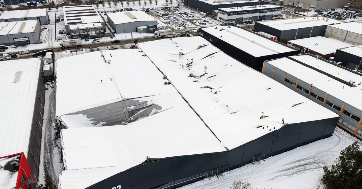 Vanwege de sneeuw worden gebouwen met platte daken gesloten, zoals sporthallen en IKEA’s. ‘Extra risico’s door weer van komende dagen’
