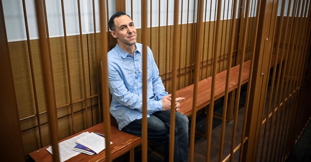 Franse onderzoeker Laurent Vinatier door Rusland vrijgelaten in gevangenenruil met Russische basketballer