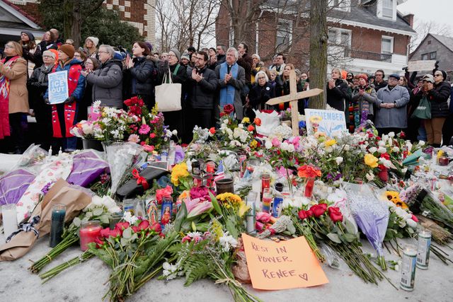 Mensen staan bij een geïmproviseerd herdenkingsmonumenten in Minneapolis. 
