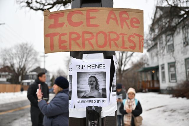 ICE-agenten zijn ’terroristen’ en hebben Renee Good  ‘vermoord’, aldus protestbordjes.
