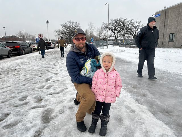 Dustin Lehrke is met zijn dochter (3) en baby gekomen om ICE te steunen.