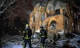 Reddingswerkers bij een zwaar beschadigd woongebouw in Kyiv, in de vroege uren van vrijdag.