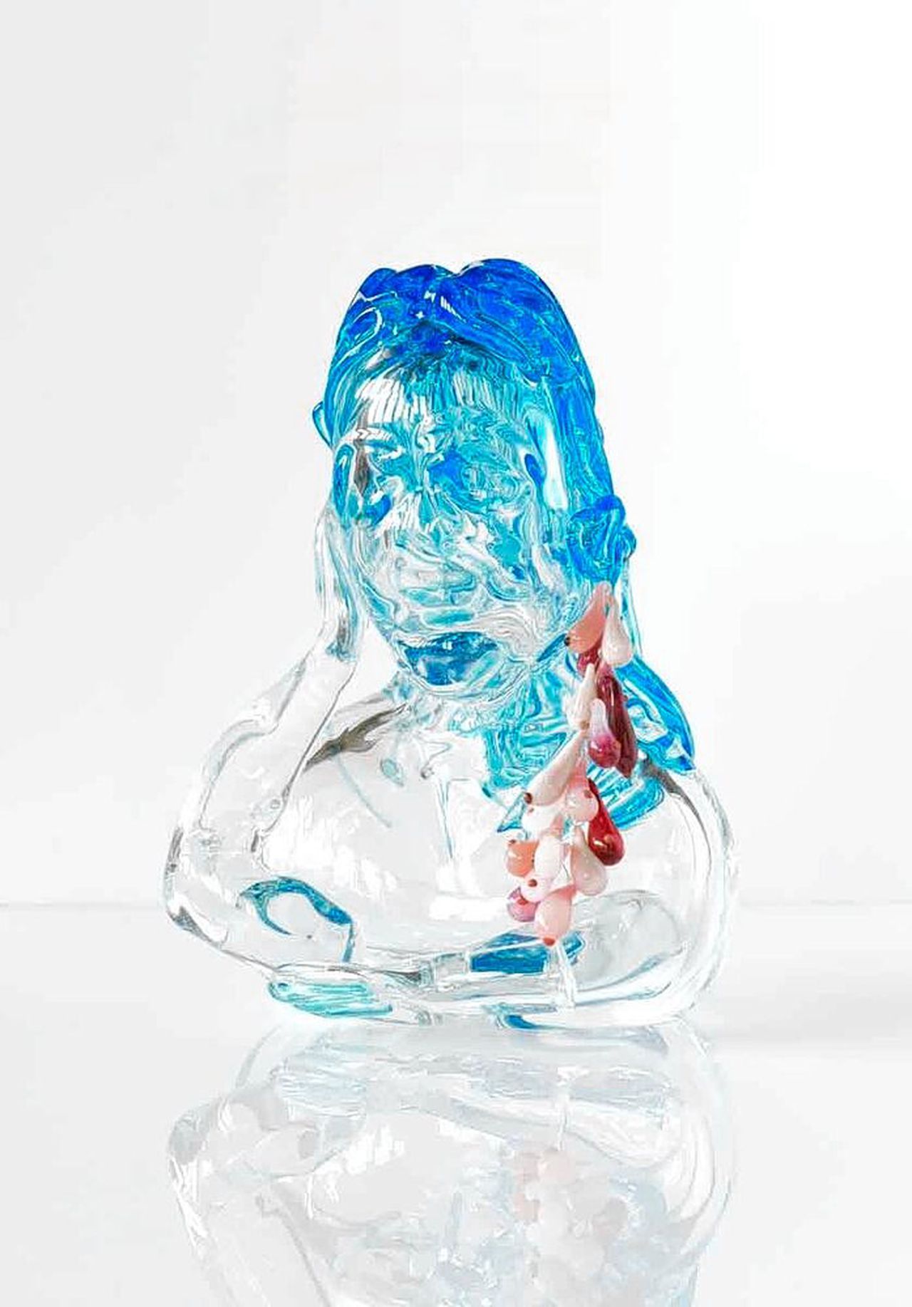 Maria Roosen: Zelfportret naar Holbein (der Alter), 2014. (glas). Collectie Museum Arnhem