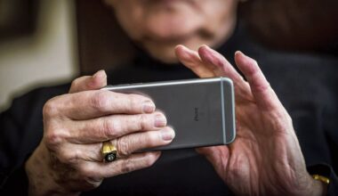 Opinie | Meer en meer ouderen brengen hun pensioenjaren online door. Hoe problematisch is dat?