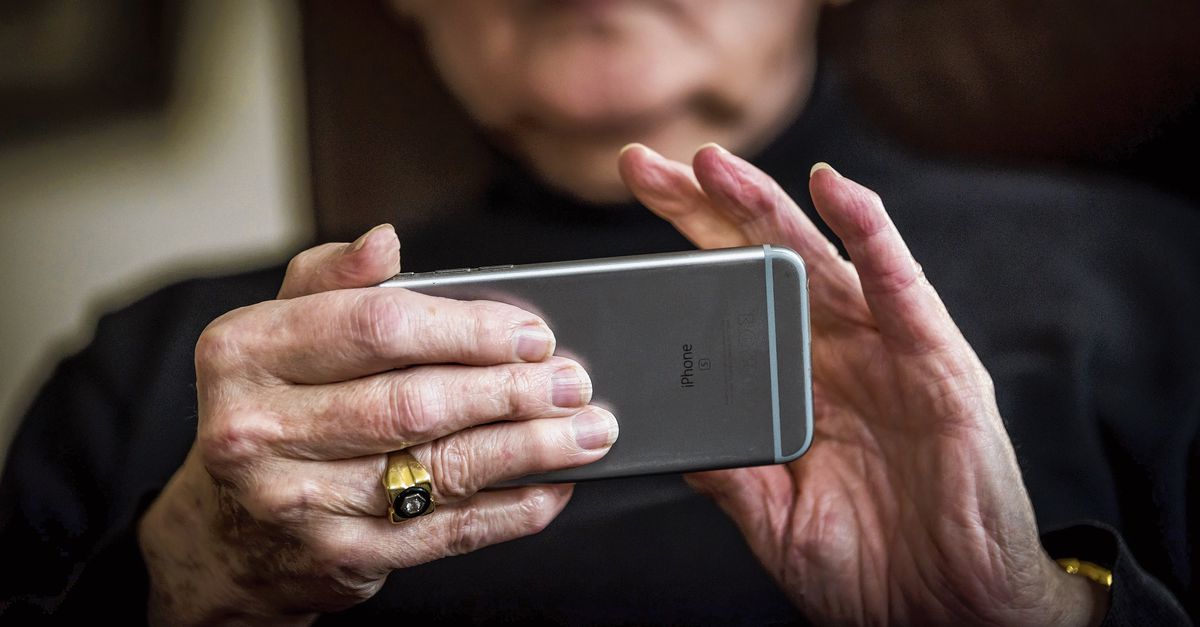 Opinie | Meer en meer ouderen brengen hun pensioenjaren online door. Hoe problematisch is dat?