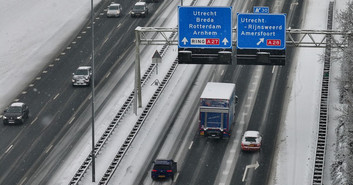 Nog altijd druk op de weg, ook grote problemen met het openbaar vervoer - RTV Utrecht