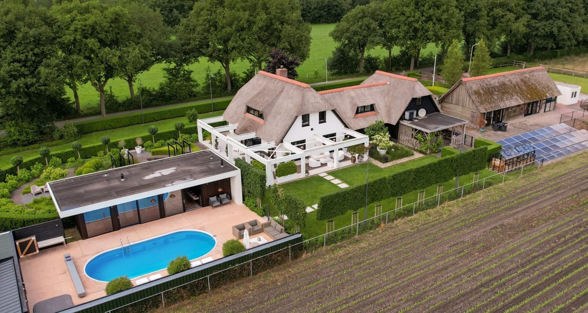 Jutta Leerdam en Jake Paul kopen villa in Friesland