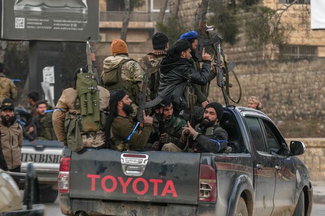 Een gewapende patrouille in Aleppo, afgelopen woensdag.