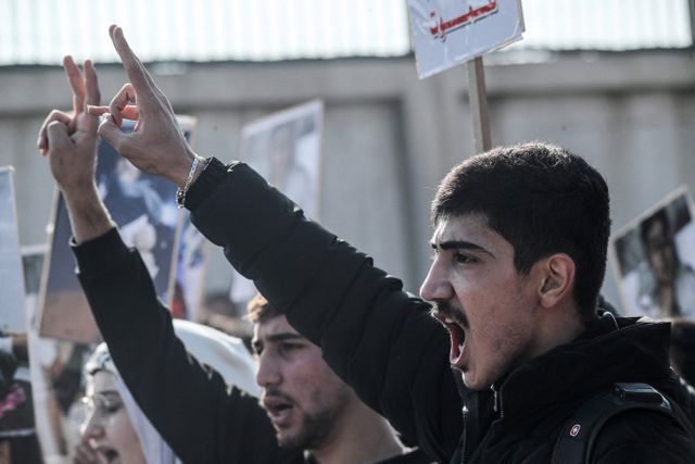 In de Syrische stad Qamishli, aan de grens met Turkije, demonstreerden Koerden donderdag tegen het geweld in Aleppo.