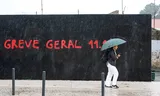 Op een muur in het centrum van Lissabon is de tekst 'Greve Geral 11.12' (algemene staking op 11 december) gespoten.