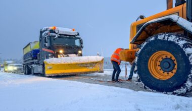 Strooiwagen komt vast te zitten op gladde weg bij Joure
