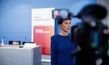 Sahra Wagenknecht geeft een tv-interview na de persconferentie van maandag. 