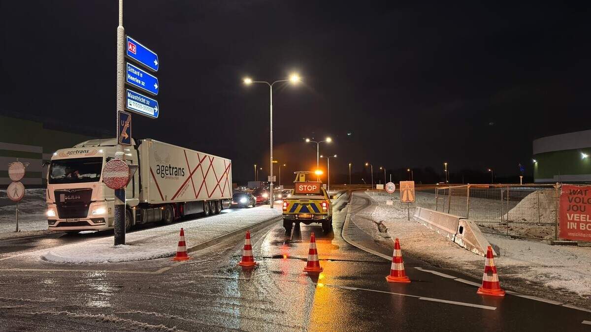 A2 spiegelglad: snelweg tussen Roosteren en Urmond was urenlang in beide richtingen dicht