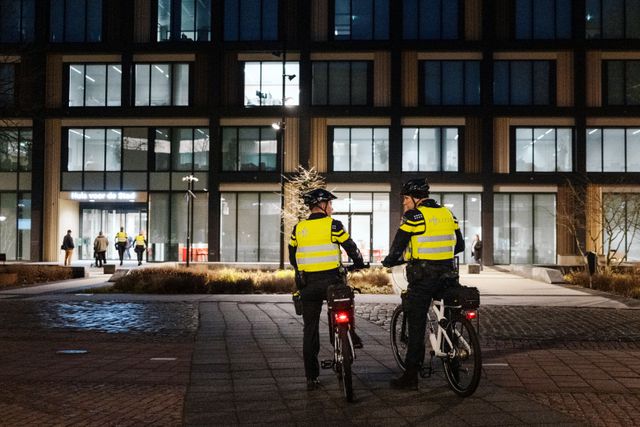 Politie buiten het gemeentehuis in Helmond dinsdagavond.