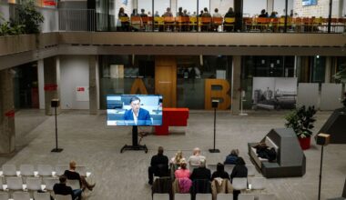 De vergadering over asielopvang in Helmond werd extra beveiligd. ‘Moet dit de norm zijn in de lokale democratie?’