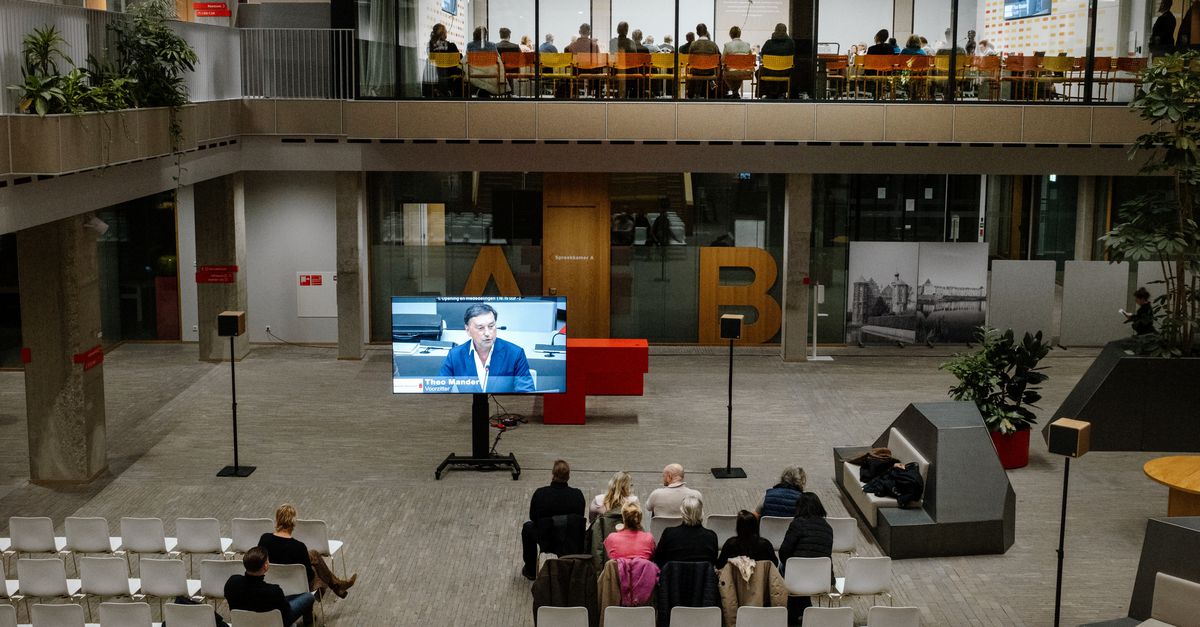 De vergadering over asielopvang in Helmond werd extra beveiligd. ‘Moet dit de norm zijn in de lokale democratie?’