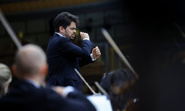  Lahav Shani dirigeert  het Rotterdams Philharmonisch Orkest, september 2025. 