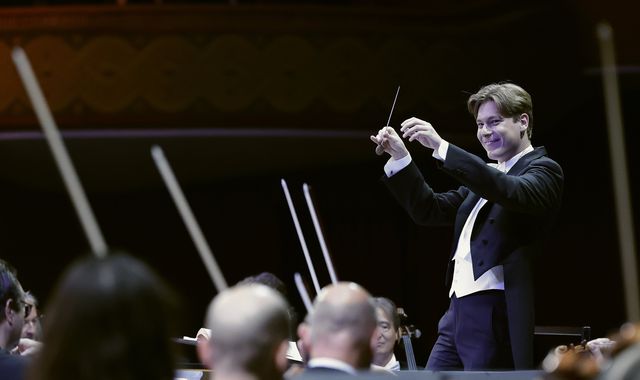 Klaus Mäkelä dirigeert het Royal Concertgebouw Orchestra tijdens het Enescu Festival 2025 in Boekarest. 