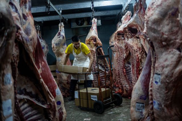 Runderkarkassen in een Argentijns slachthuis, Buenos Aires. Europese boeren zijn bang dat de toestroom van vlees uit Mercosur-landen hun concurrentiepositie verzwakt. 