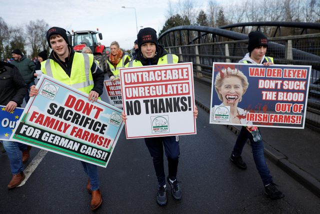Ook in Ierland gingen boeren de straat op om tegen de Mercosur-deal te protesteren. De EU heeft maatregelen geprobeerd in te bouwen die de eigen landbouwsector moeten beschermen.