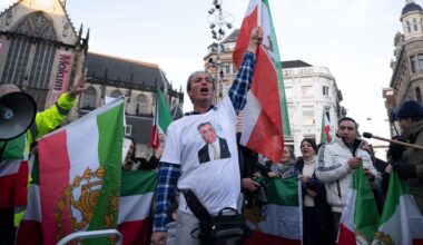 Iraanse, Israëlische en Amerikaanse vlaggen op de Dam: ‘De Iraniërs kunnen het niet alleen, er is hulp van buiten nodig’